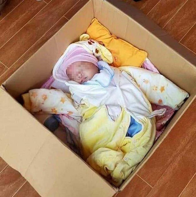 Be gai 1 thang tuoi bi me bo roi o chua kem la thu 'con la nguoi me toi loi dang di hoc nen khong co kha nang nuoi chau'