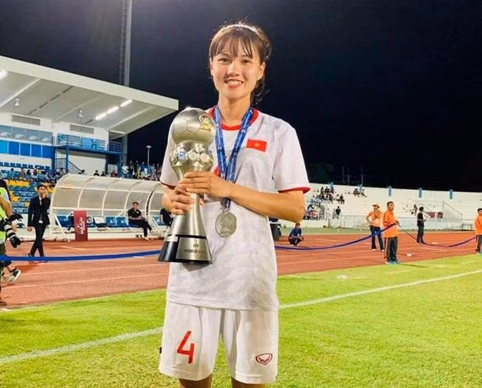 Dan cau thu tre xinh dep cua bong da nu quoc gia gay xon xao-Hinh-4