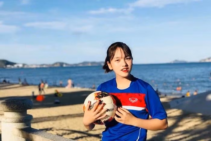 Dan cau thu tre xinh dep cua bong da nu quoc gia gay xon xao