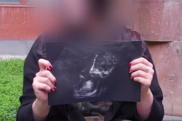 Theo nội dung clip, người phụ nữ này nói rằng vào năm 18 tuổi, khi đang học ngành hóa học của một trường đại học ở Paris thì phát hiện căn phòng bí ẩn chứa cỗ máy thời gian.