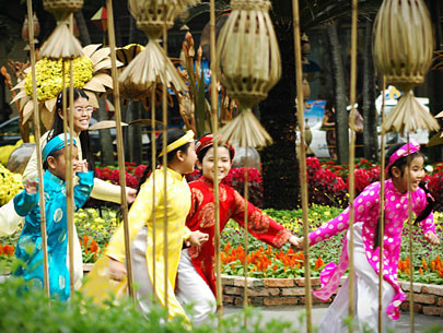 Việc kiêng kỵ, tránh làm ngày Tết Dương lịch gồm: lắp đặt mới nội thất, thừa kế, phong chức, các vụ làm cho khuyết thủng (như đào mương, đào giếng, xả nước, đào hồ).