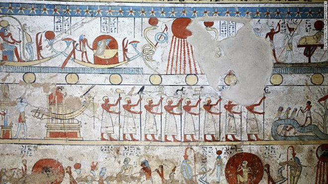 Bên trong ngôi mộ cổ này là một xác ướp phụ nữ qua đời trong độ tuổi từ 35 - 50 và một bé trai khoảng 12 tuổi.