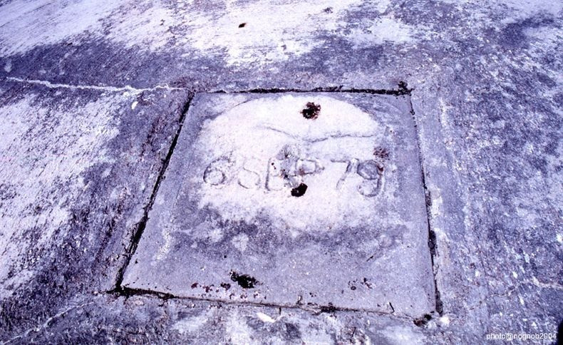 Vào năm 1977, giới chức Mỹ tiến hành một số giải pháp nhằm xử lý vấn đề ô nhiễm phóng xạ nặng tại đảo san hô vòng Enewetak.