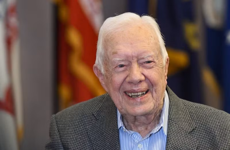 Vào năm 2002, cựu Tổng thống Carter nhận giải Nobel Hoà bình cho các dự án từ thiện của mình cũng như góp phần quan trọng trong việc thúc đẩy hòa bình giữa Ai Cập và Israel năm 1978. Những việc làm của ông được công chúng và giới truyền thông ca ngợi và ủng hộ. Video: Tổng thống Mỹ đề cử Bộ trưởng Quốc phòng mới (nguồn: VTC1)