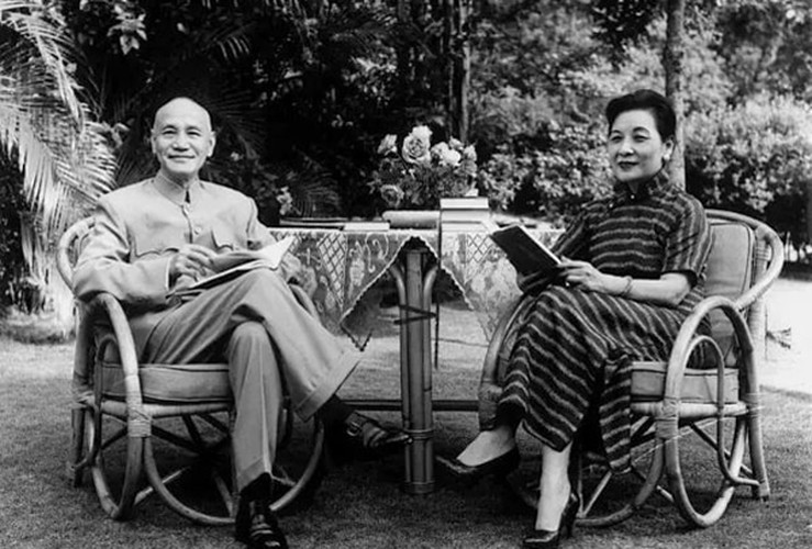 Theo các tài liệu lịch sử, Tưởng Giới Thạch gặp Tống Mỹ Linh lần đầu vào năm 1922 tại một buổi tiệc tổ chức tại tư dinh nhà họ Tống. Khi ấy, Tưởng Giới Thạch hơn Tống Mỹ Linh 10 tuổi.