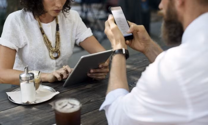 Sự giao tiếp giữa con người với con người ngày càng ít đi và trở thành vấn đề xã hội cần quan tâm.