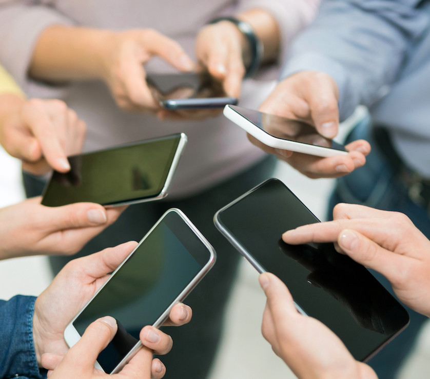 Khi còn người càng chìm đắm vào công nghệ hiện đại thì con người sống càng tách biệt và xa cách nhau hơn.