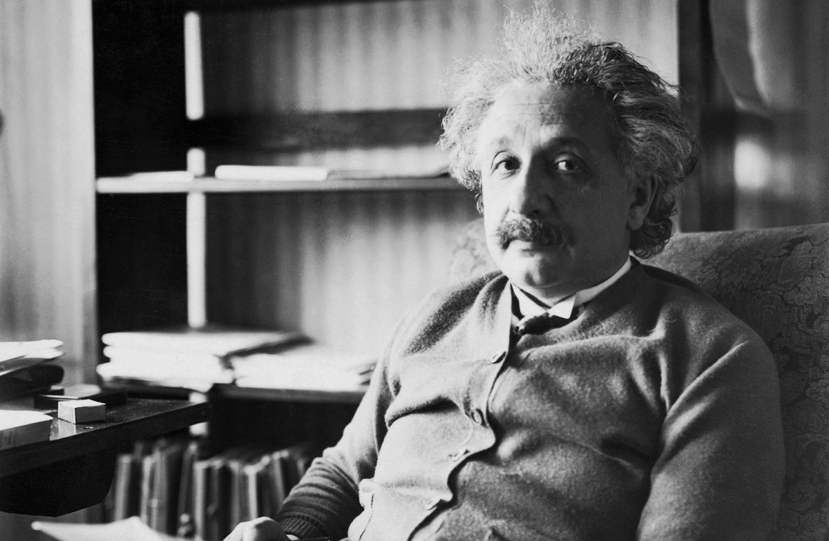 Cụ thể, Einstein từng tiên đoán rằng: "Tôi sợ cái ngày mà công nghệ sẽ lấn át sự giao tiếp giữa con người với con người. Thế giới lúc đó sẽ có một thế hệ toàn những kẻ đần độn".