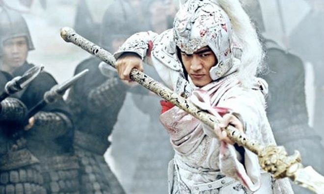 Nguyên do là vì trong sách Tam Quốc Chí có đoạn viết: "Bị cầm tay Vân, hai người lưu luyến không dứt". Vì vậy, người ta nghi ngờ Triệu Vân là mỹ nhân khiến Lưu Bị lưu luyến, không nỡ chia xa.