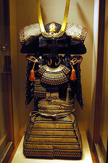 Thỉnh thoảng, một số bộ áo giáp của samurai còn được trang trí thêm lông vũ và một số hình ảnh hung dữ về các loài động vật.