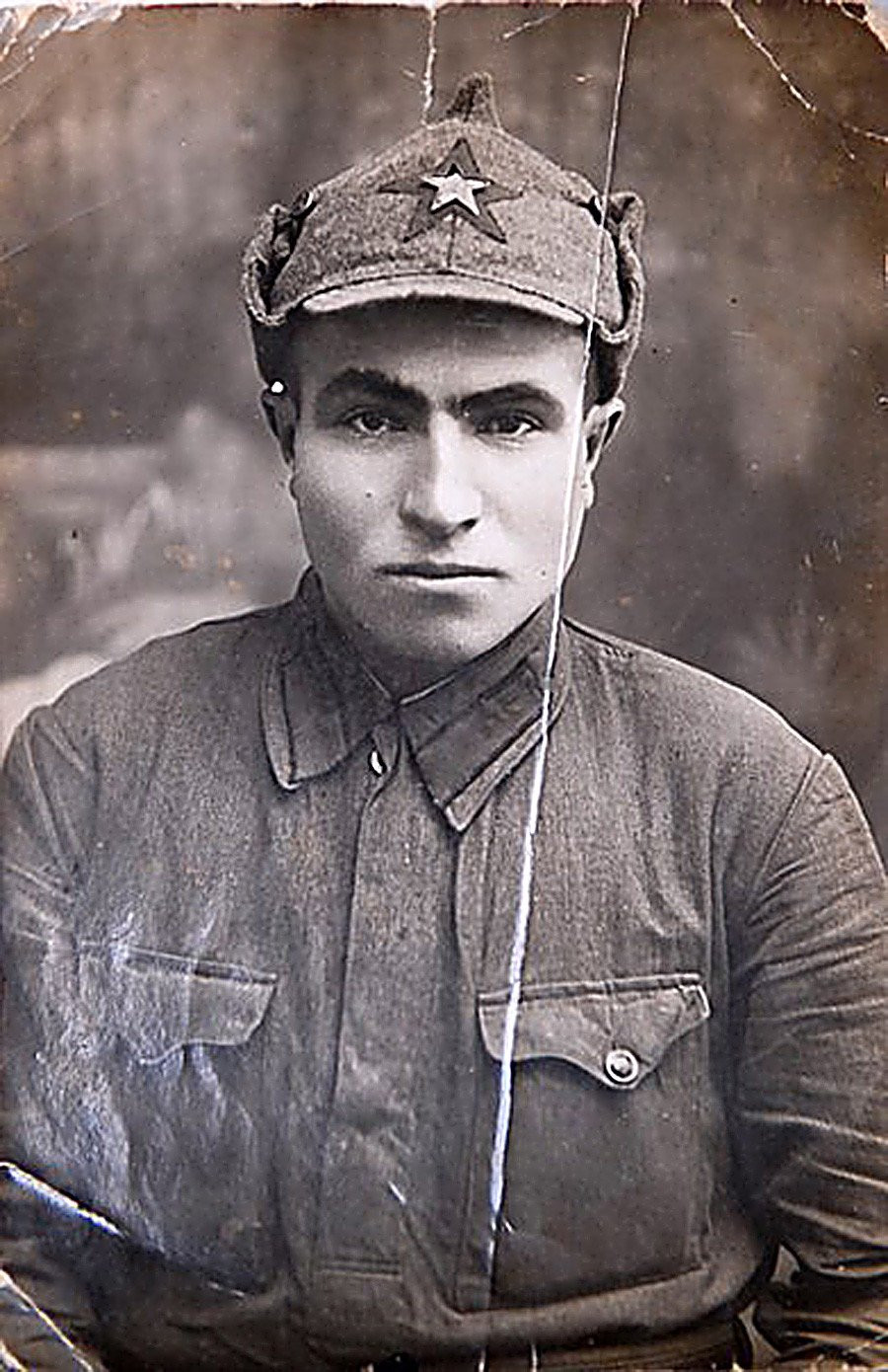 Trong hàng ngũ chiến sĩ Hồng quân chống quân phát xít Đức có một người lính đặc biệt có cùng họ với nhà độc tài Hitler. Người lính nổi tiếng lịch sử này là Semyon Hitler (trong ảnh). Dù có cùng họ với trùm phát xít Hitler nhưng binh sĩ Semyon không hề tàn bạo, độc đoán như lãnh đạo Đức quốc xã.