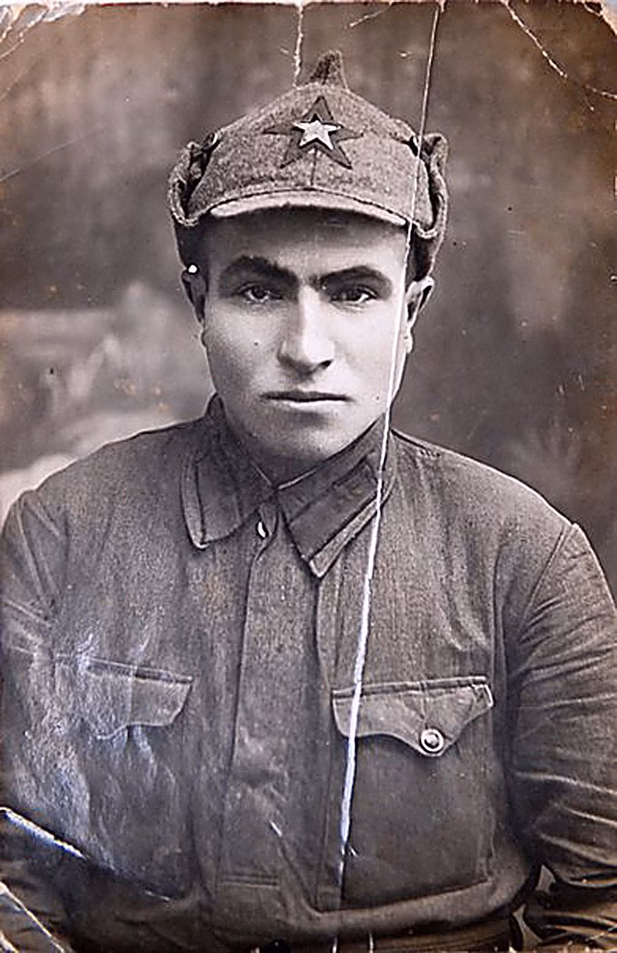 Trong hàng ngũ chiến sĩ Hồng quân chống quân phát xít Đức có một người lính đặc biệt có cùng họ với nhà độc tài Hitler. Người lính nổi tiếng lịch sử này là Semyon Hitler (trong ảnh). Dù có cùng họ với trùm phát xít Hitler nhưng binh sĩ Semyon không hề tàn bạo, độc đoán như lãnh đạo Đức quốc xã.