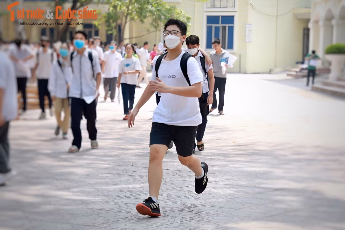 3 thi sinh vi pham quy che mang dien thoai vao phong thi mon Ngoai ngu