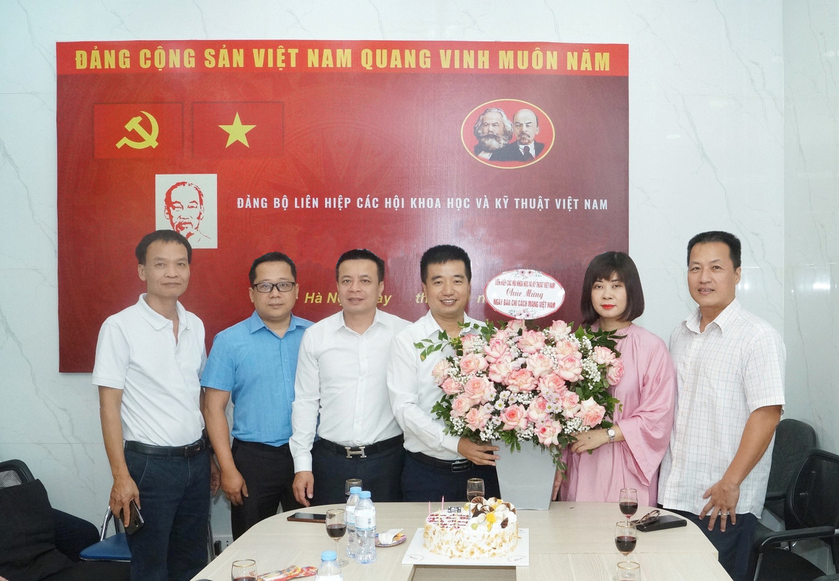 Lanh dao VUSTA chuc mung Bao Tri thuc va Cuoc song nhan ngay 21/6-Hinh-3