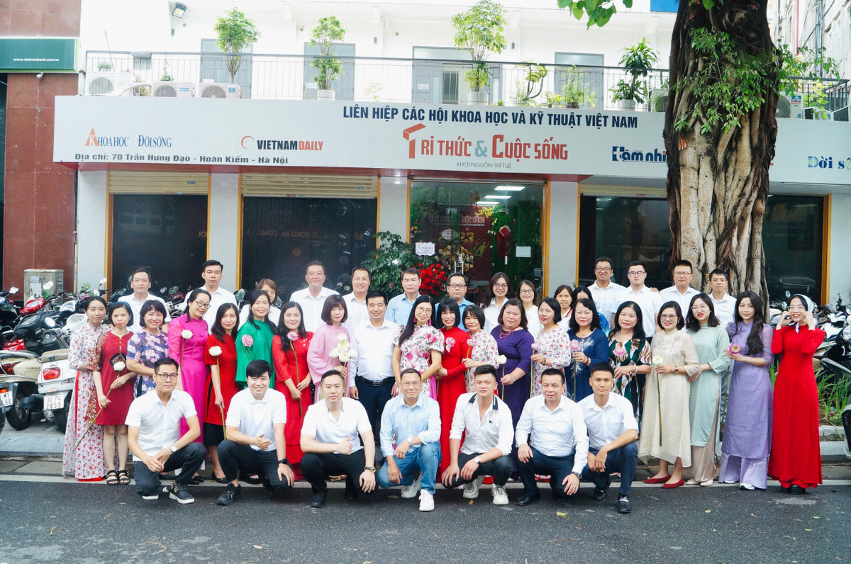 Lãnh đạo VUSTA chúc mừng Báo Tri thức và Cuộc sống nhân ngày 21/6 - Hình 2 Lanh dao VUSTA chuc mung Bao Tri thuc va Cuoc song nhan ngay 21/6-Hinh-2