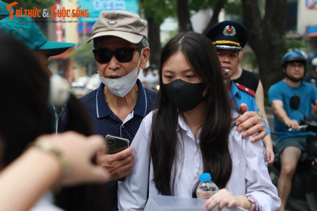 Goi y dap an mon Tieng Anh thi vao lop 10 cua Ha Noi-Hinh-9