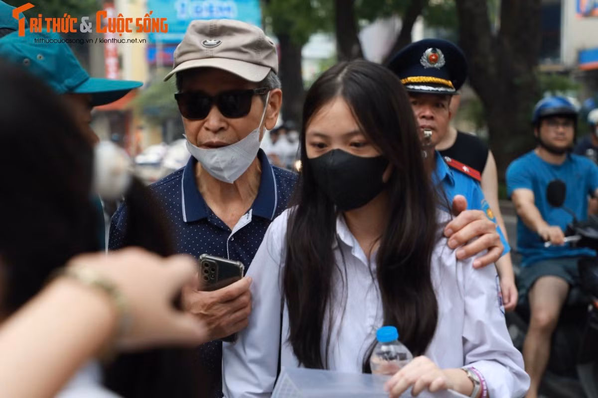 Goi y dap an mon Tieng Anh thi vao lop 10 cua Ha Noi-Hinh-9