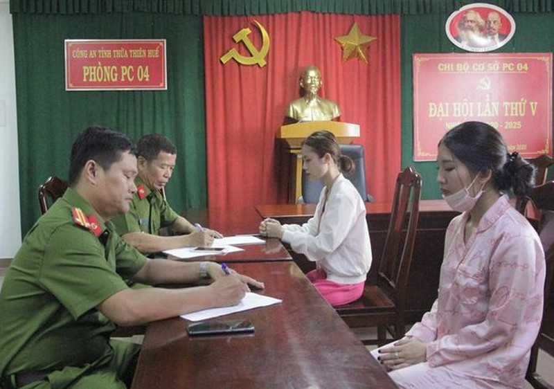 Trước đó, vào khoảng 13h35 ngày 8/6, lực lượng phòng Cảnh sát điều tra tội phạm về ma túy Công an tỉnh Thừa Thiên - Huế đã bất ngờ ập vào nhà nghỉ Huế Xưa nằm trên đường Điềm Phùng Thị, TP.Huế để kiểm tra.