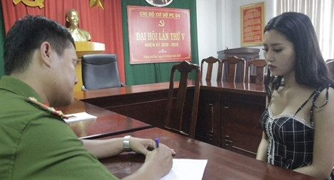 Tại đây, lực lượng chức năng tiến hành bắt giữ đối tượng Hằng, thu giữ tại 2 phòng nghỉ 1303 viên thuốc lắc, gần 500 triệu đồng và nhiều dụng cụ, giấy tờ liên quan đến vụ án.