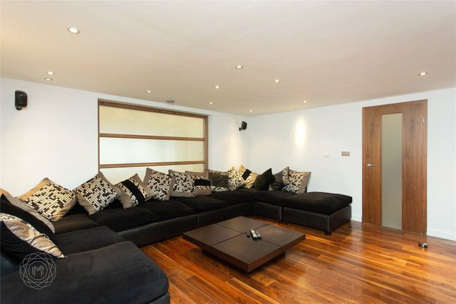 Dinh thự này nằm ở ngoại ô Roe Green, Manchester, cách sân Old Trafford 15 phút lái xe. Tiền vệ người Bỉ đã cố gắng bán căn nhà từ năm 2017. Căn nhà có 6 phòng ngủ, nằm trên khuôn viên rộng gần 700 m2.