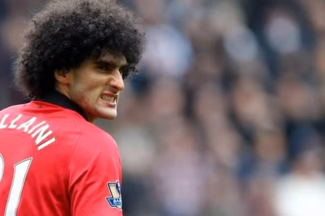 Nổi tiếng với mái tóc bồng bềnh, Fellaini bố trí một phòng cắt tóc riêng ngay trong căn nhà để thuận tiện tút tát nhan sắc.