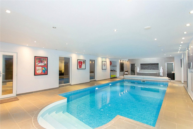 Bể bơi trong nhà cỡ lớn của dinh thự.