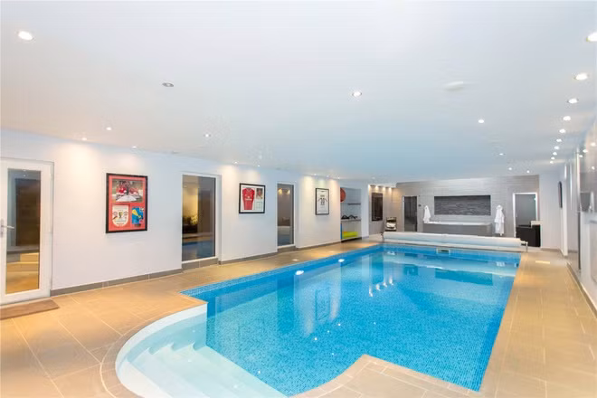 Bể bơi trong nhà cỡ lớn của dinh thự.
