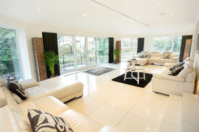 Fellaini tiếp tục rao bán căn nhà khi đang thi đấu tại Trung Quốc.