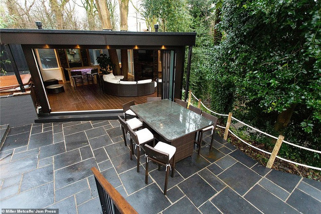 Dinh thự có phòng cắt tóc riêng của cựu danh thủ Manchester United - Hình 2 Dinh thu co phong cat toc rieng cua cuu danh thu Manchester United-Hinh-2