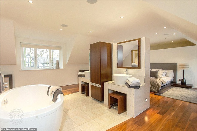 Phòng tắm trong phòng ngủ lớn.