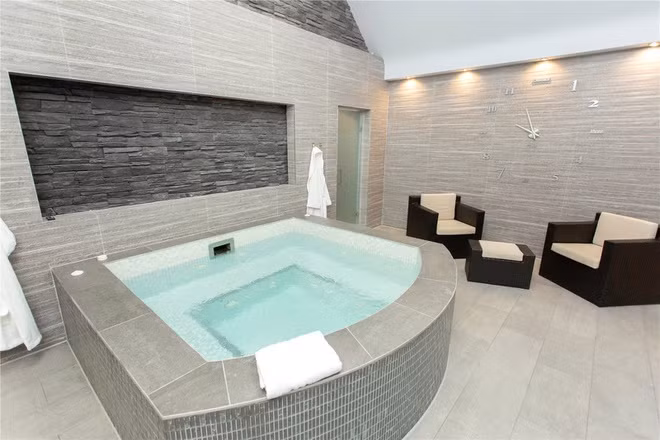 Căn nhà có cả spa trong nhà và ngoài trời, cùng bể sục, phòng xông hơi.