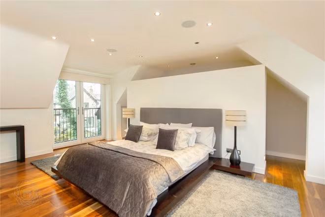 Một trong 6 phòng ngủ của dinh thự.