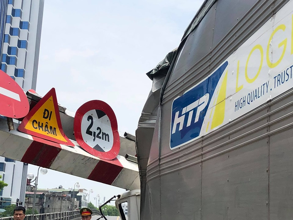 Ghi nhận tại hiện trường cho thấy, chiếc xe tải đâm thẳng phần kính chắn gió vào khung sắt hạn chế chiều cao của cầu vượt, nhiều mảnh vỡ vụn văng khắp mặt cầu. Một bên khung sắt bị kéo sập, đổ nghiêng.