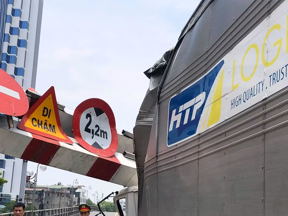 Ghi nhận tại hiện trường cho thấy, chiếc xe tải đâm thẳng phần kính chắn gió vào khung sắt hạn chế chiều cao của cầu vượt, nhiều mảnh vỡ vụn văng khắp mặt cầu. Một bên khung sắt bị kéo sập, đổ nghiêng.