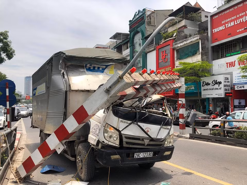 Vụ tai nạn khiến xe tải bị hư hỏng nặng phần đầu, lái xe may mắn thoát nạn.