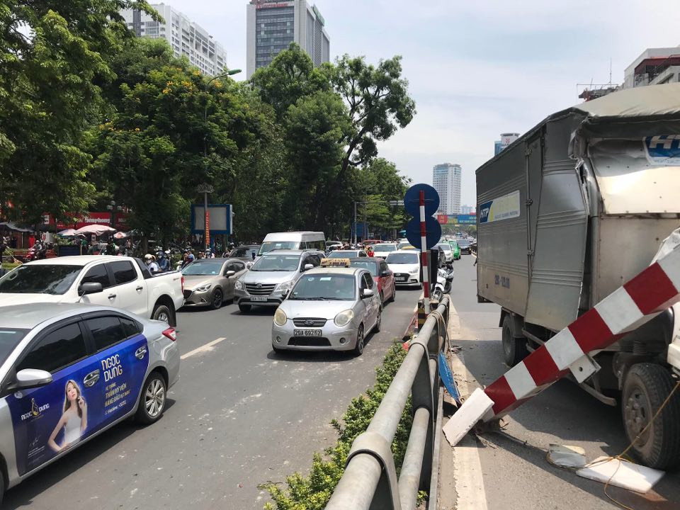 Vụ tai nạn làm giao thông ùn tắc.