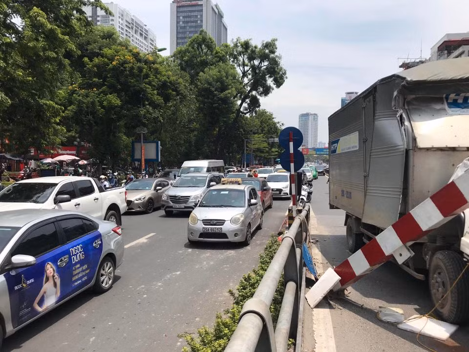 Vụ tai nạn làm giao thông ùn tắc.