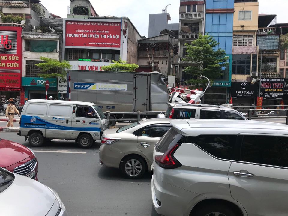 Tại đây đã có biển cảnh báo hạn chế chiều cao trên 2,2 mét.