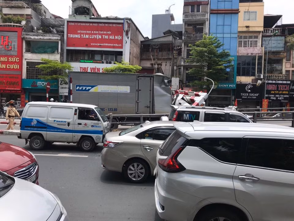 Tại đây đã có biển cảnh báo hạn chế chiều cao trên 2,2 mét.