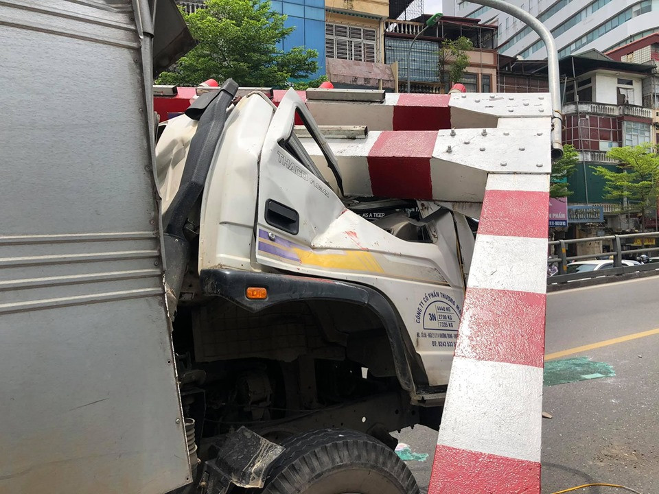 "Sự việc xảy ra khiến giao thông qua lại khu vực đường Tây Sơn, Chùa Bộc bị ùn tắc nghiêm trọng, hiện chúng tôi đã phong tỏa 2 đầu cầu vượt để khắc phục sự cố giao thông", vị cán bộ CSGT đội 3 nói.