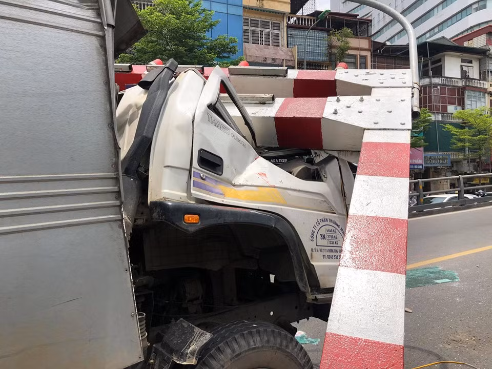 "Sự việc xảy ra khiến giao thông qua lại khu vực đường Tây Sơn, Chùa Bộc bị ùn tắc nghiêm trọng, hiện chúng tôi đã phong tỏa 2 đầu cầu vượt để khắc phục sự cố giao thông", vị cán bộ CSGT đội 3 nói.