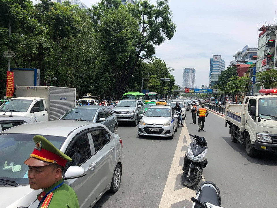 Đại diện Công an quận Đống Đa cho biết, tài xế khai nhận do buồn ngủ nên thiếu quan sát biển báo hạn chế chiều cao và tải trọng của phương tiện khi lên cầu vượt.