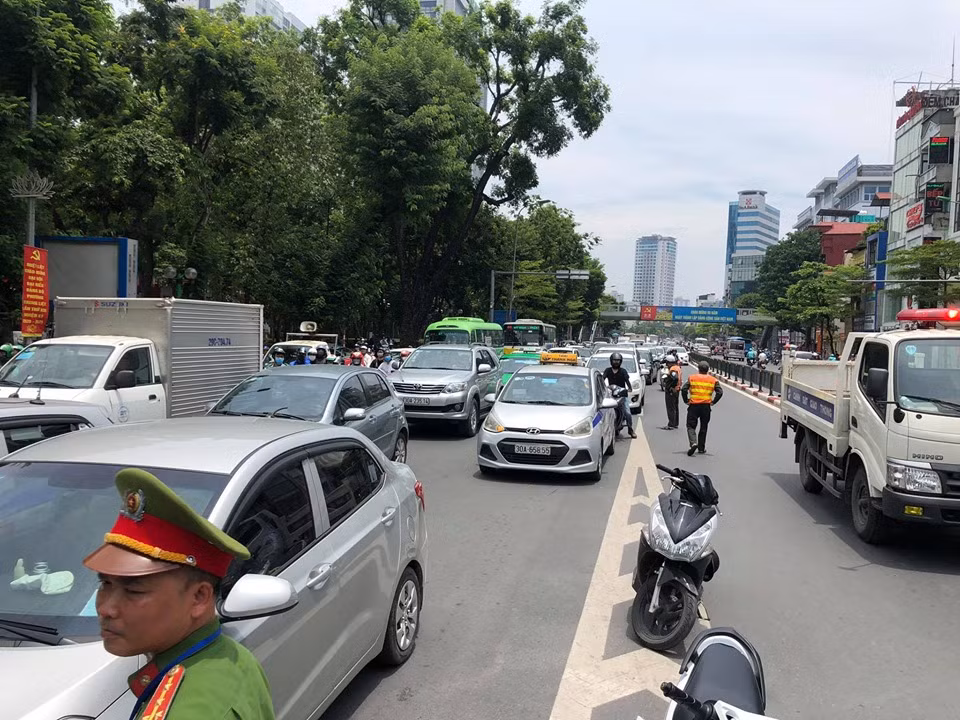 Đại diện Công an quận Đống Đa cho biết, tài xế khai nhận do buồn ngủ nên thiếu quan sát biển báo hạn chế chiều cao và tải trọng của phương tiện khi lên cầu vượt.