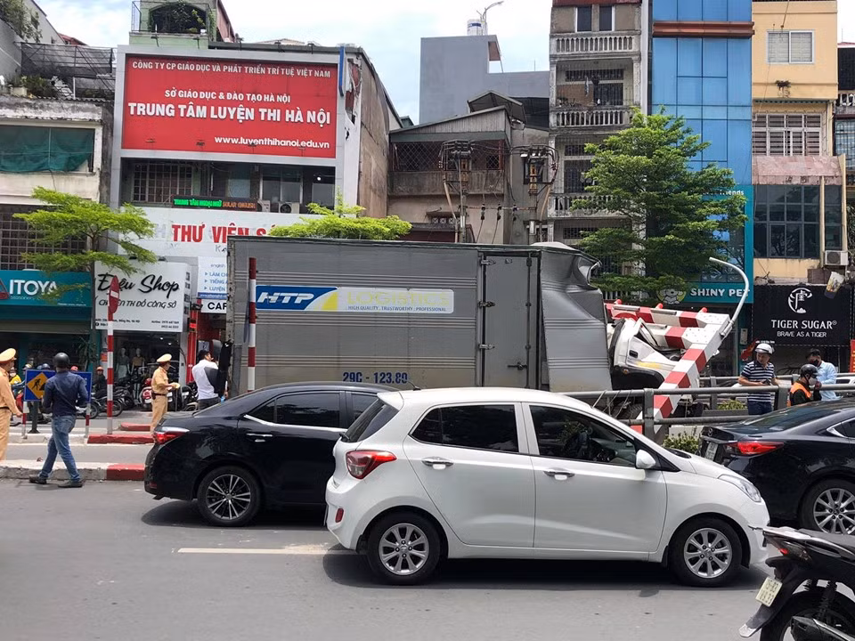 Giao thông đi lại qua đây gặp nhiều khó khăn.