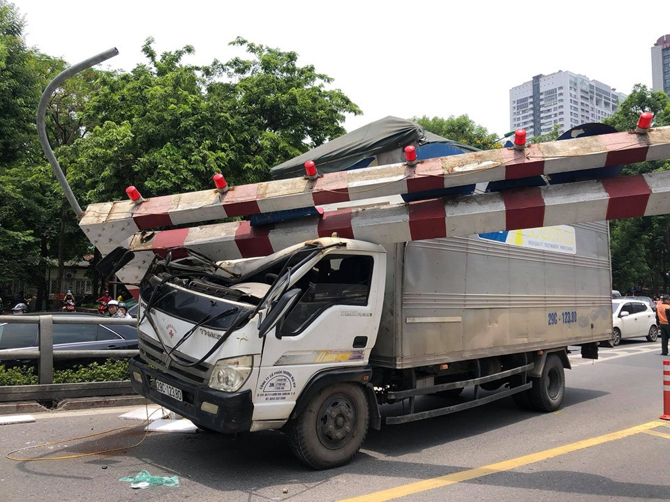 Cụ thể, vụ tai nạn xảy ra vào khoảng 11h45 trưa nay (11/6) tại khu vực cầu vượt Thái Hà - Chùa Bộc, chiếc xe tải đâm sập khung sắt hạn chế chiều cao khu vực đầu cầu vượt.