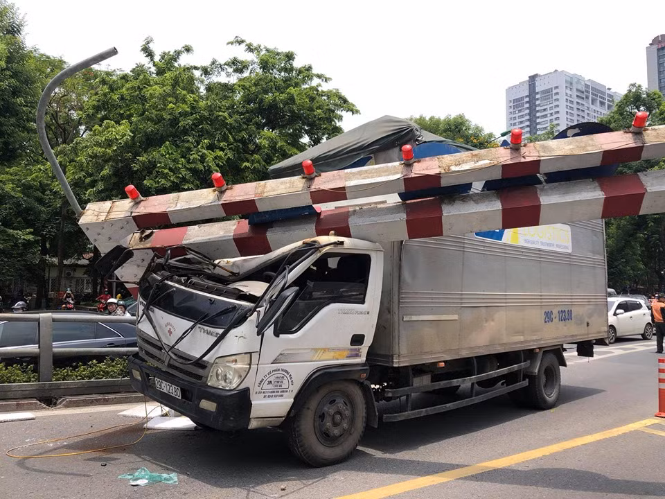 Cụ thể, vụ tai nạn xảy ra vào khoảng 11h45 trưa nay (11/6) tại khu vực cầu vượt Thái Hà - Chùa Bộc, chiếc xe tải đâm sập khung sắt hạn chế chiều cao khu vực đầu cầu vượt.