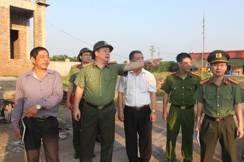 Tân giám đốc công an tỉnh Hà Nam - Nguyễn Quốc Hùng (thứ 2 từ trái sang) bày tỏ lòng biết ơn sâu sắc đối với sự quan tâm, tín nhiệm và tin cậy của Đảng ủy Công an Trung ương, lãnh đạo Bộ Công an, của Thành ủy, UBND thành phố Hải Phòng, tập thể lãnh đạo và cán bộ, chiến sĩ Công an Hải Phòng.