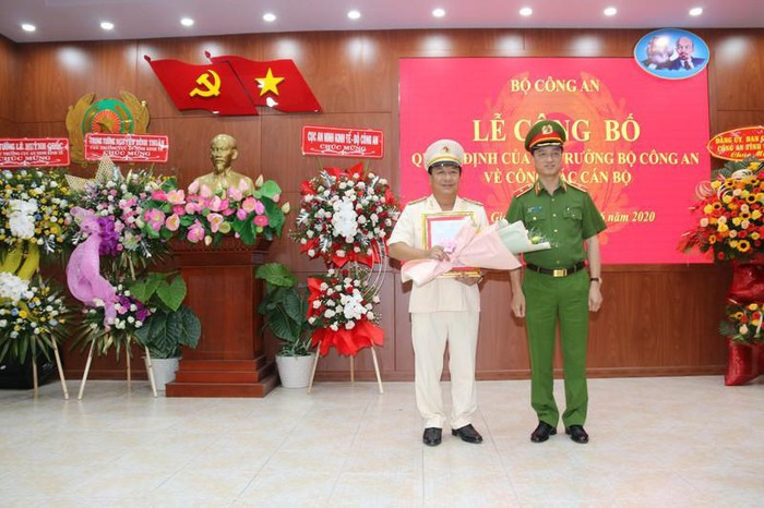 Thiếu tướng Nguyễn Duy Ngọc, Thứ trưởng Bộ Công an đã trao quyết định cho Đại tá Đỗ Triệu Phong (áo trắng). Đại tá Đỗ Triệu Phong, sinh năm 1967, quê quán ở huyện Triệu Phong, tỉnh Quảng Trị.