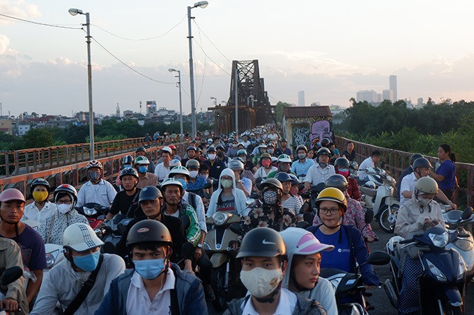 Trục vớt bom đúng giờ tan tầm nên người đi lại qua cầu Long Biên rất đông và gây ách tắc kéo dài. Video Trục vớt bom, cầu Long Biên cấm tàu thuyền qua lại - Nguồn VTC Now