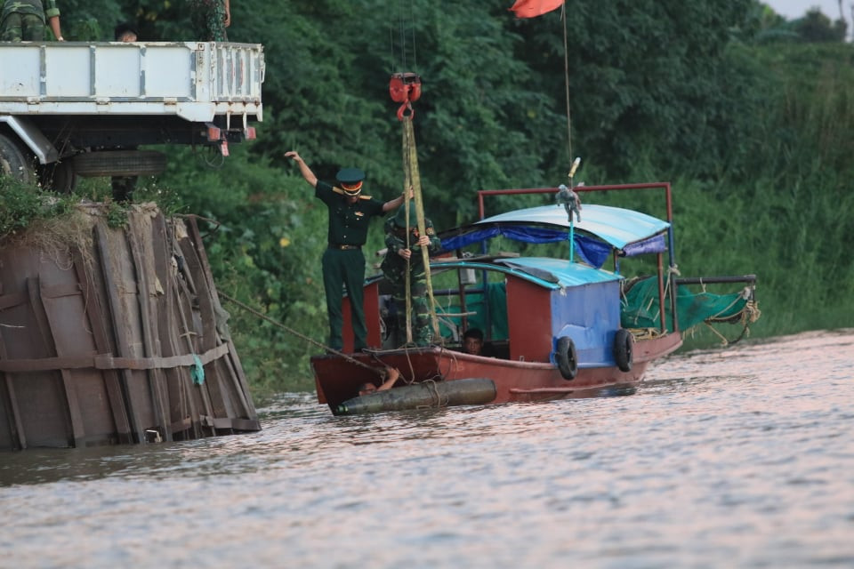 Lực lượng chức năng tiếp cận và đưa bom về nơi xử lý.